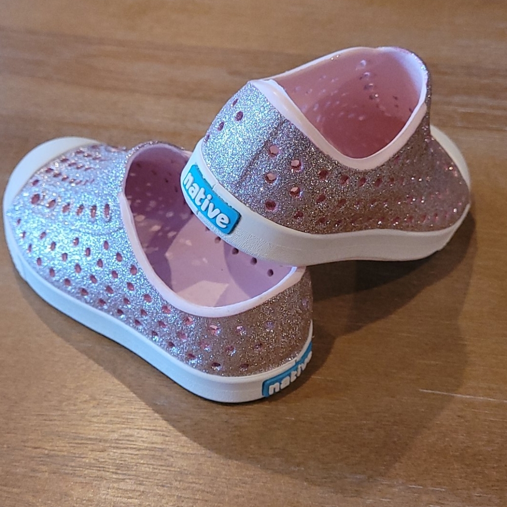Native NWOT toddler pink glitter shoes